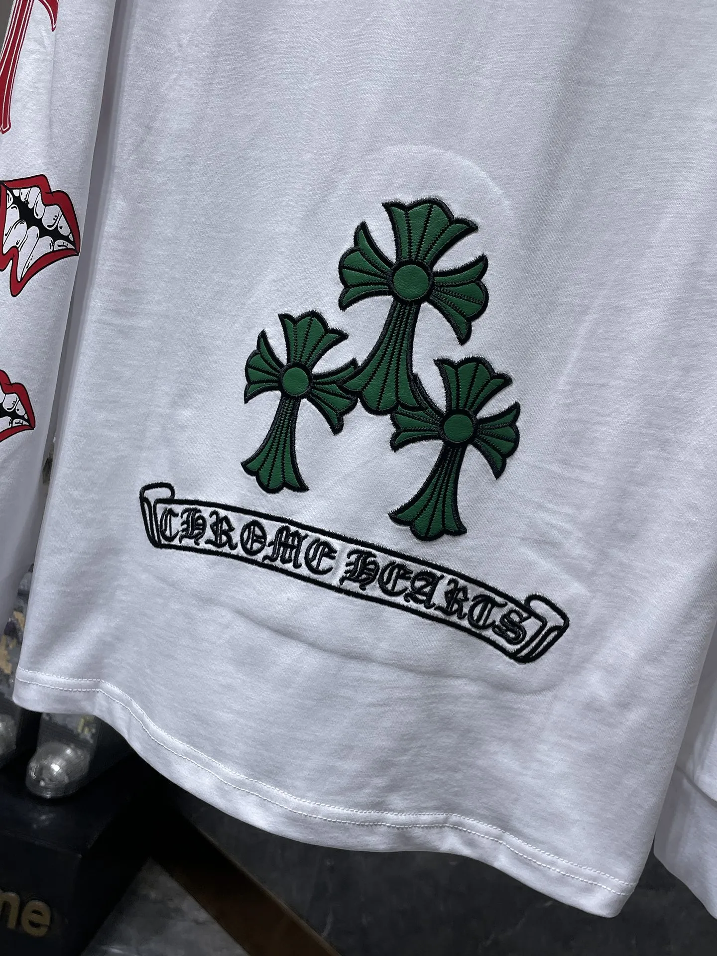 P176 Chrome Hearts🍁Long T Series🍁 Available simultaneously at counters❤️Fully upgraded fabrics! ! Crow MattyBoy red lip cross-stitch embroidery leather long-sleeved T. Re-engraved version 1:1 high weight original fabric 🌈Recommended colors: black white 🌈 Size: S, M, L, XL